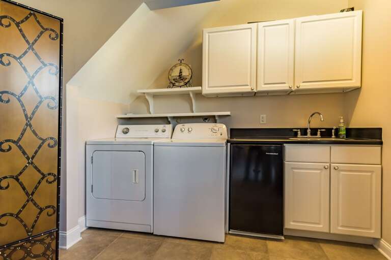 EFFICIENCY KITCHEN WITH WASHER/DRYER/MINI FRIDGE