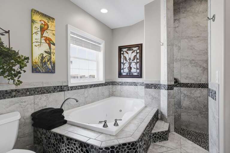 EN SUITE WITH WHIRLPOOL TUB EN SUITE WITH WHIRLPOOL TUB