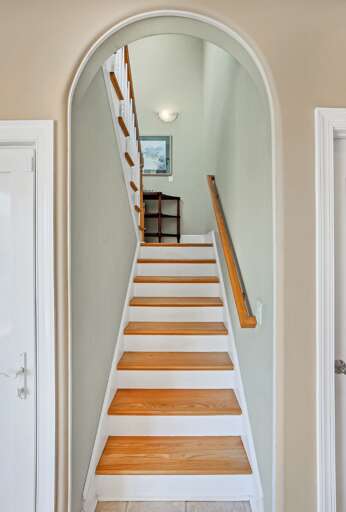 STAIRCASE LEADING TO 2ND FLOOR STAIRCASE LEADING TO 2ND FLOOR