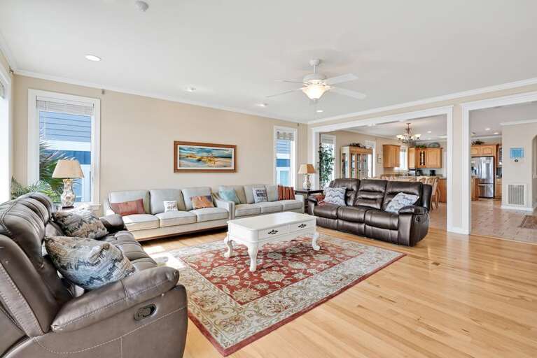 SPACIOUS FAMILY ROOM SPACIOUS FAMILY ROOM