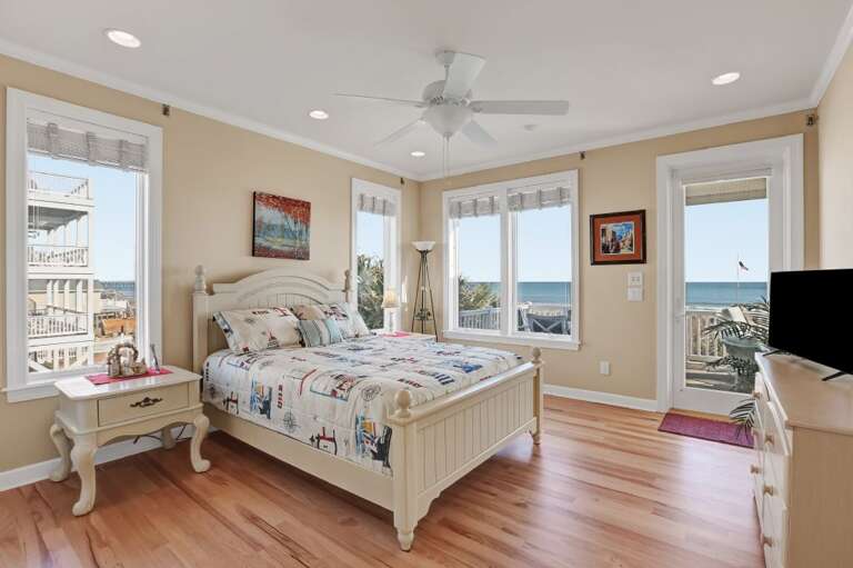 MAIN FLOOR OCEANFRONT QUEEN MAIN FLOOR OCEANFRONT QUEEN