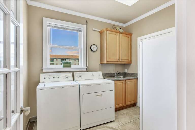 FULL SIZE WASHER AND DRYER FULL SIZE WASHER AND DRYER