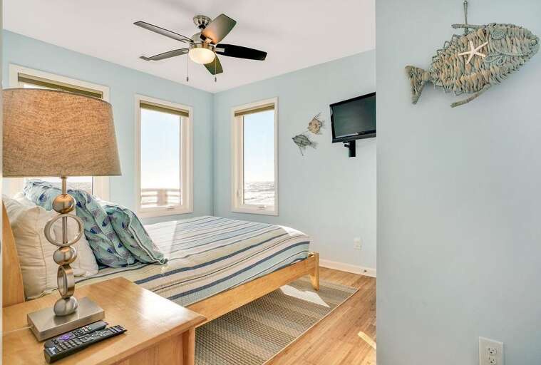 OCEANFRONT QUEEN BEDROOM ON 2ND FLOOR OF HOUSE