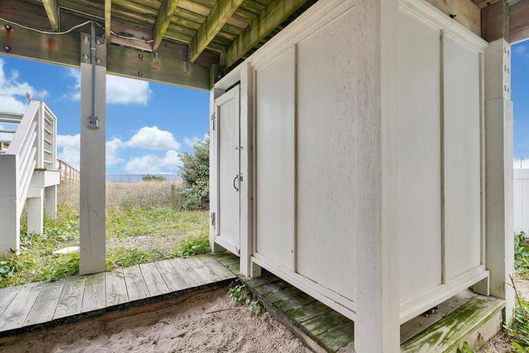 ENCLOSED OUTDOOR SHOWER