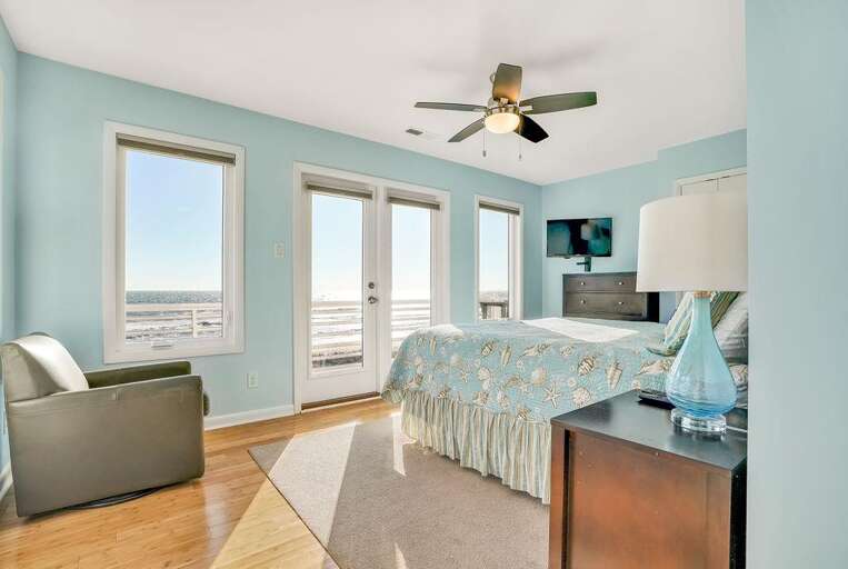 SPECTACULAR OCEANFRONT KING MASTER SUITE