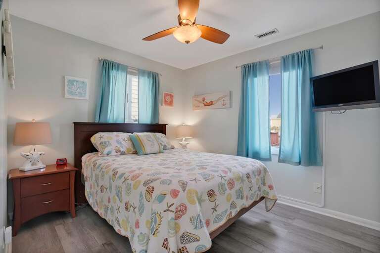 QUEEN BEDROOM ON 1ST FLOOR