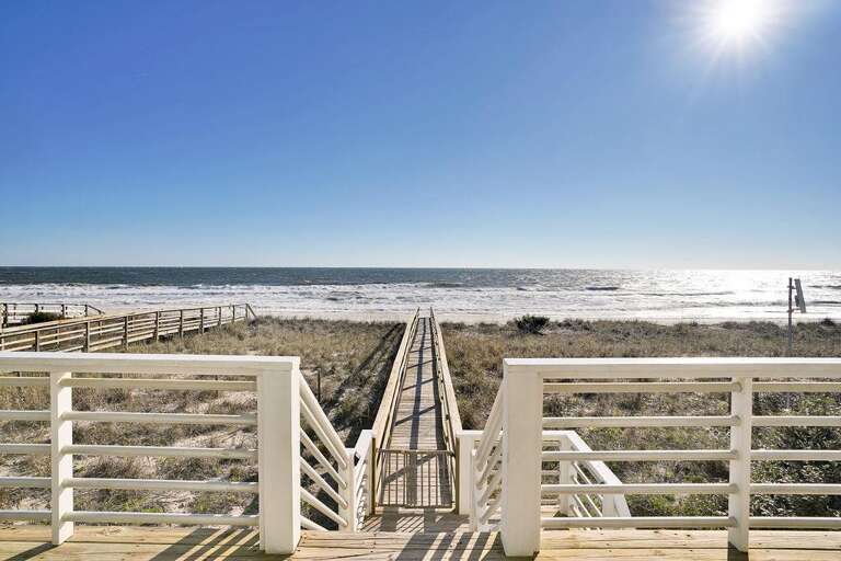 AMAZING VIEW & PRIVATE WALKWAY TO BEACH