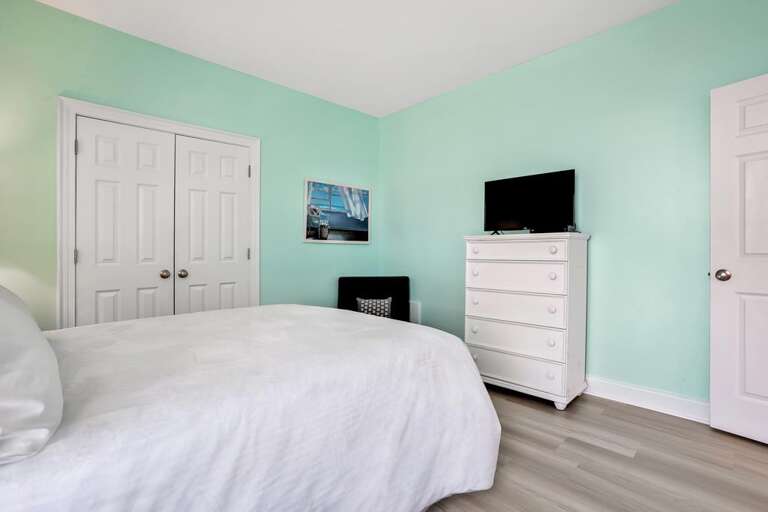 1ST FLOOR QUEEN BEDROOM WITH SINGLE SLEEP CHAIR 1ST FLOOR QUEEN BEDROOM WITH SINGLE SLEEP CHAIR