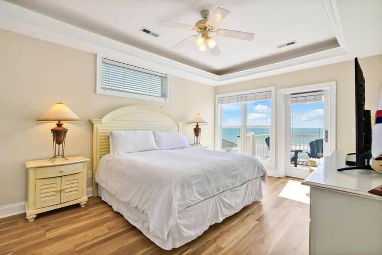 3RD FLOOR KING OCEANFRONT WITH ENSUITE & DECK 3RD FLOOR KING OCEANFRONT WITH ENSUITE & DECK