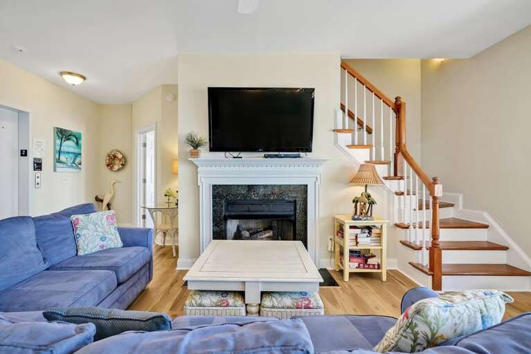 2ND FLOOR LIVING ROOM WITH LARGE FLAT SCREEN TV 2ND FLOOR LIVING ROOM WITH LARGE FLAT SCREEN TV