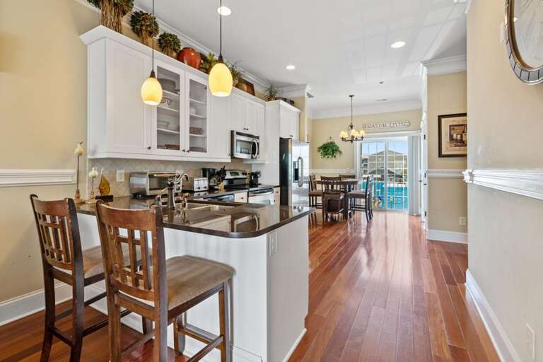 KITCHEN WITH BREAKFAST BAR 