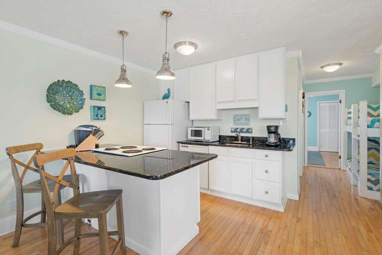 KITCHEN WITH BREAKFAST BAR 