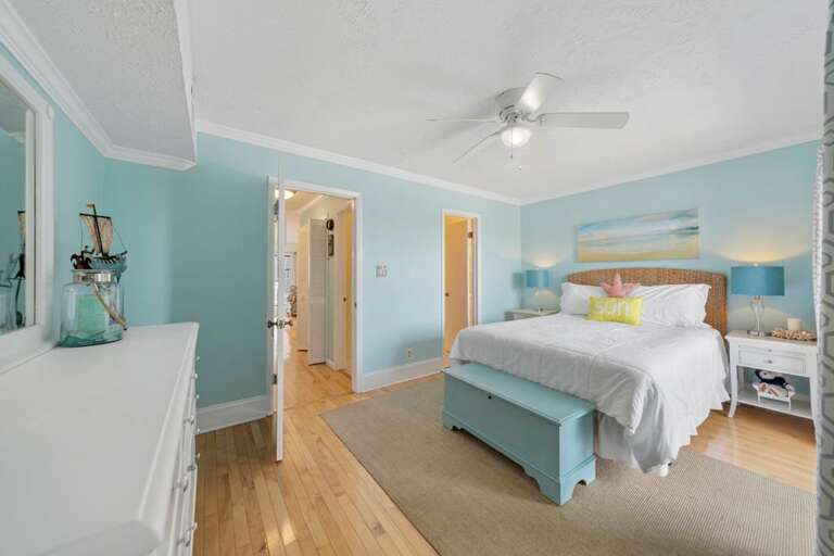 QUEEN MAIN BEDROOM VIEW 2