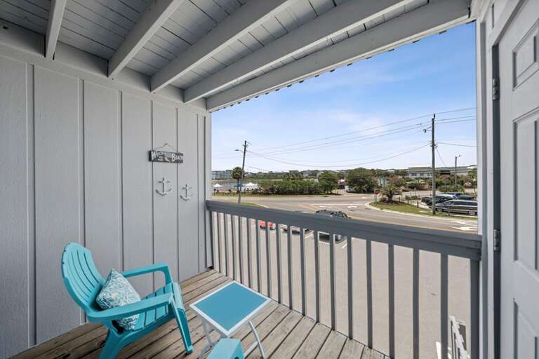 DECK OFF QUEEN BEDROOM