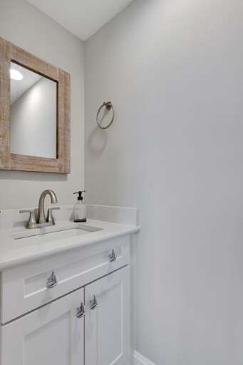 QUEEN BEDROOM -PRIVATE HALF BATH