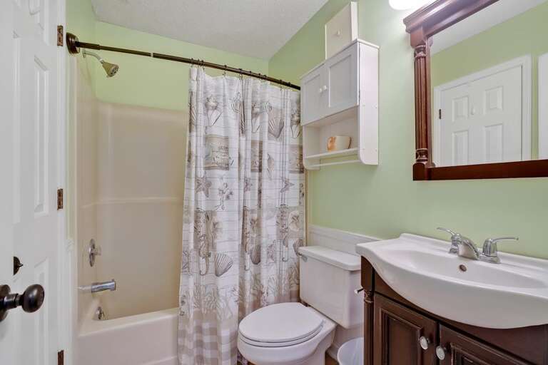 FULL SHARED HALL BATHROOM 