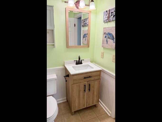 FULL SHARED HALL BATHROOM VIEW 2