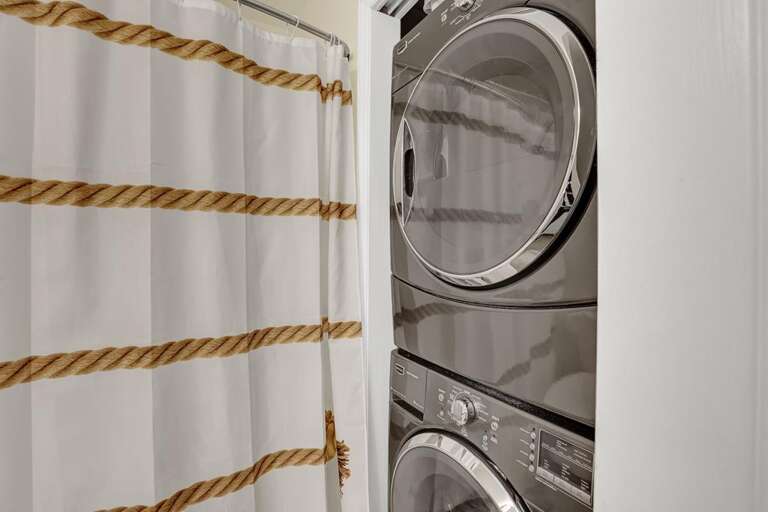 WASHER/DRYER IN MAIN BATH