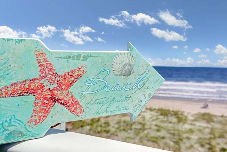 THIS WAY TO THE BEACH