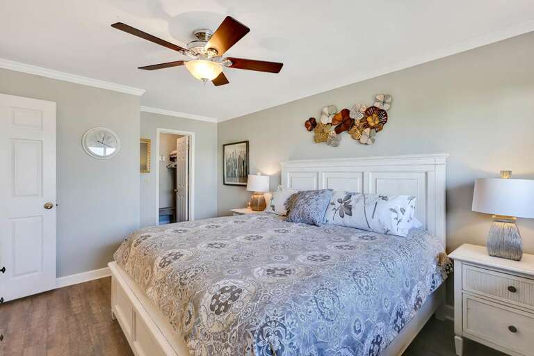 KING MASTER BEDROOM WITH EN SUITE KING MASTER BEDROOM WITH EN SUITE