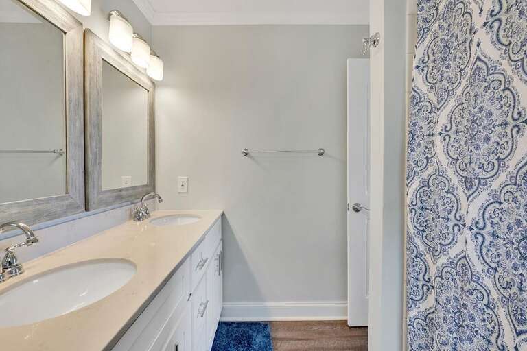 MASTER BATHROOM WITH SHOWER/TUB COMBO MASTER BATHROOM WITH SHOWER/TUB COMBO