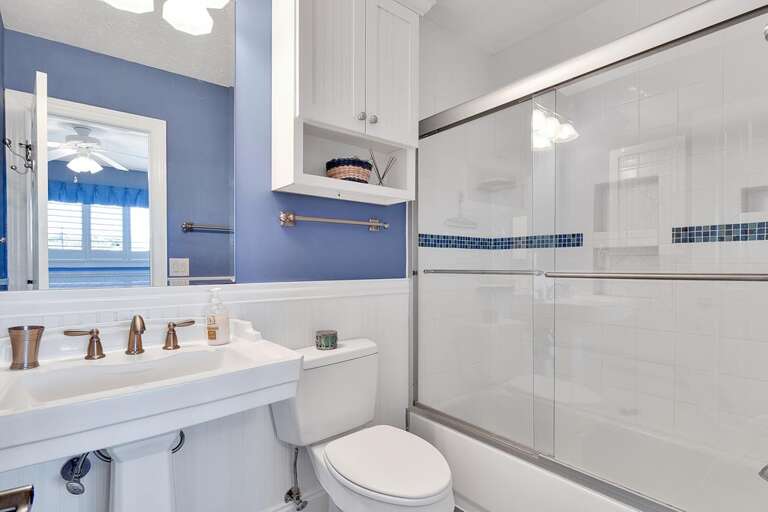 2ND FLOOR -QUEEN EN SUITE