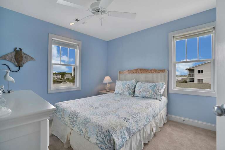 2ND FLOOR QUEEN BEDROOM HARBOR SIDE 2ND FLOOR QUEEN BEDROOM HARBOR SIDE