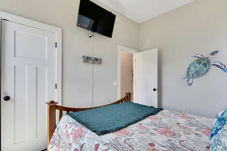 GROUND FLOOR -QUEEN BEDROOM WITH TV