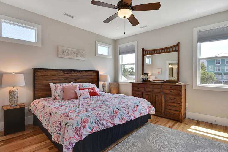 TOP FLOOR -KING MASTER BEDROOM