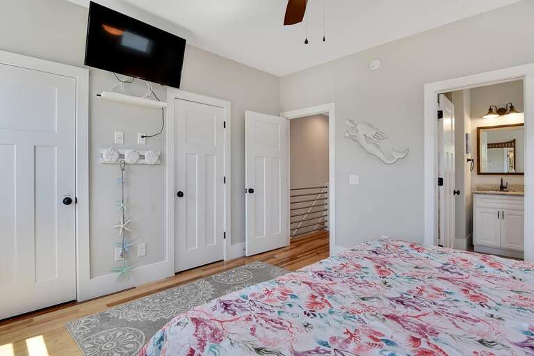 TOP FLOOR -KING MASTER WITH TV