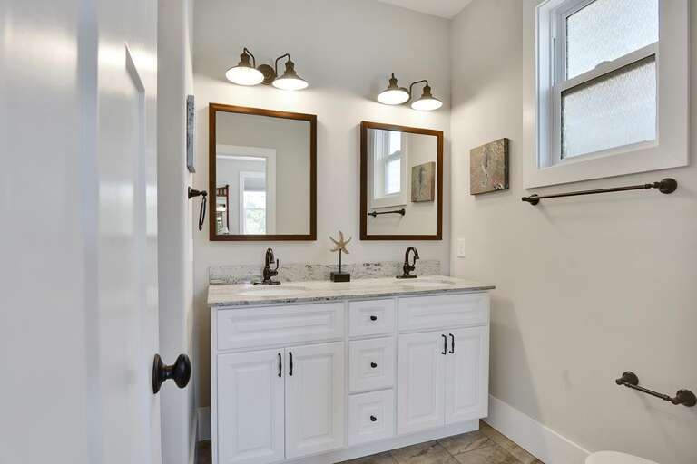 TOP FLOOR -MASTER EN SUITE