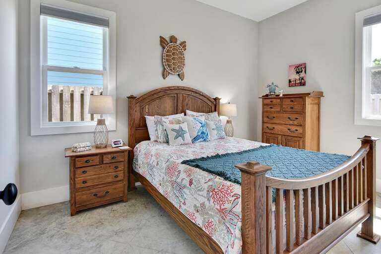 GROUND FLOOR -QUEEN BEDROOM