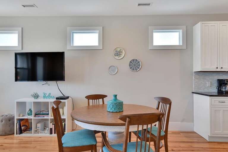 TOP FLOOR -SEATING FOR 4