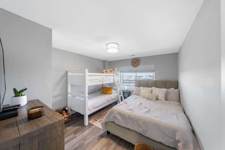 QUEEN BED + TWIN BUNK VIEW 3