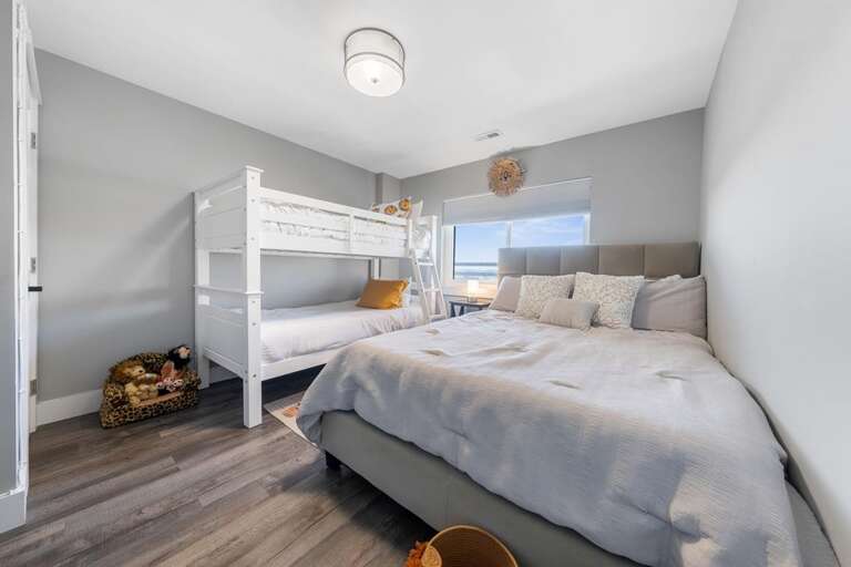 QUEEN BED + TWIN BUNK VIEW 1