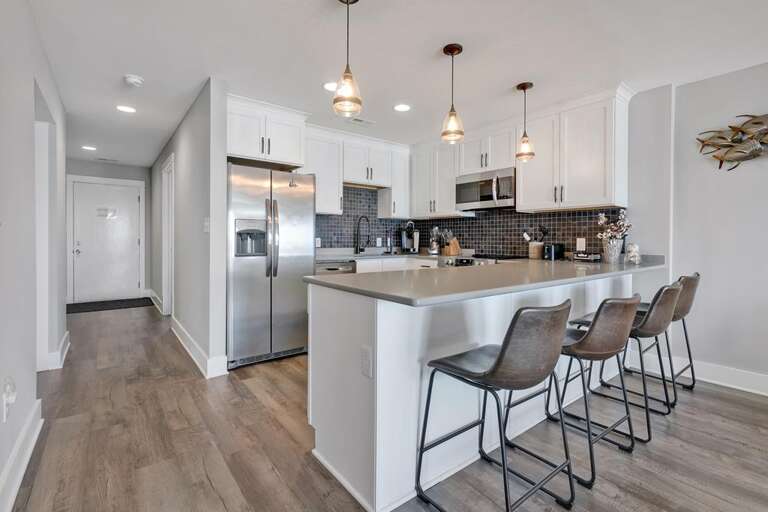 KITCHEN WITH BREAKFAST BAR SEATS 4