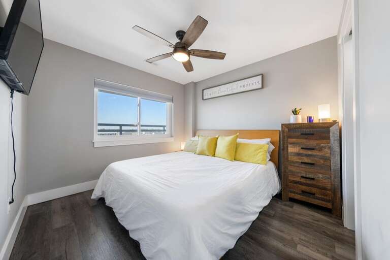 KING BEDROOM WITH PRIVATE HALF BATH