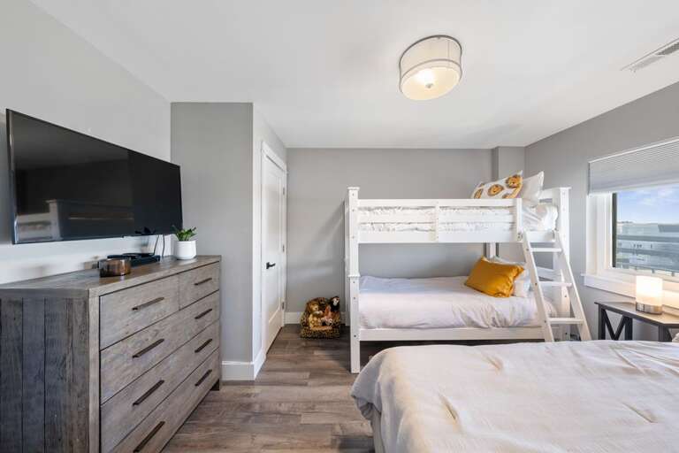 QUEEN BED + TWIN BUNK VIEW 2