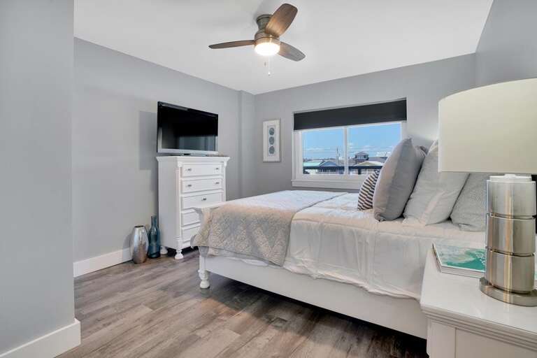 QUEEN BEDROOM- VIEW 2