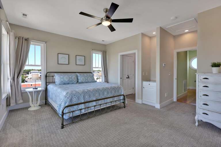 SPACIOUS MASTER BEDROOM W/ ENSUITE SPACIOUS MASTER BEDROOM W/ ENSUITE