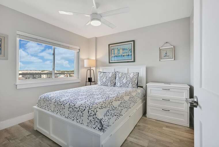 QUEEN BEDROOM QUEEN BEDROOM