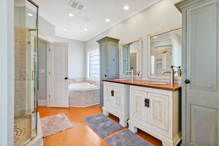 MASTER BEDROOM ENSUITE