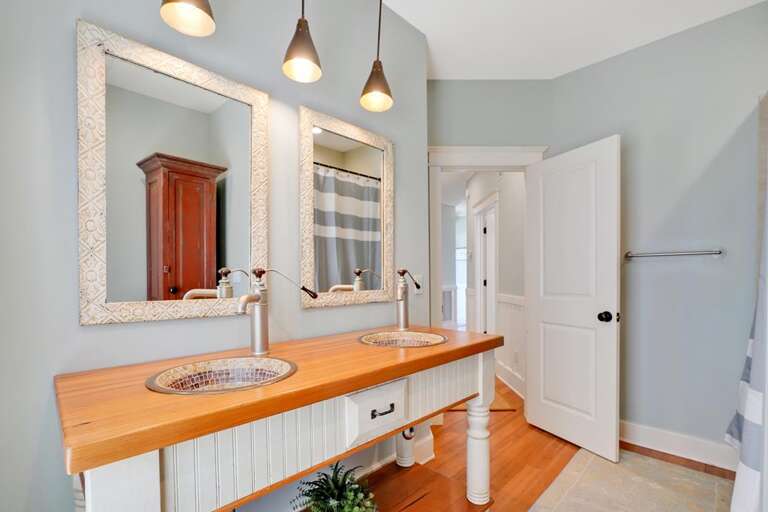 MAIN FLOOR HALL BATH VIEW 2