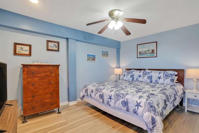 1ST FLOOR KING MASTER BEDROOM 