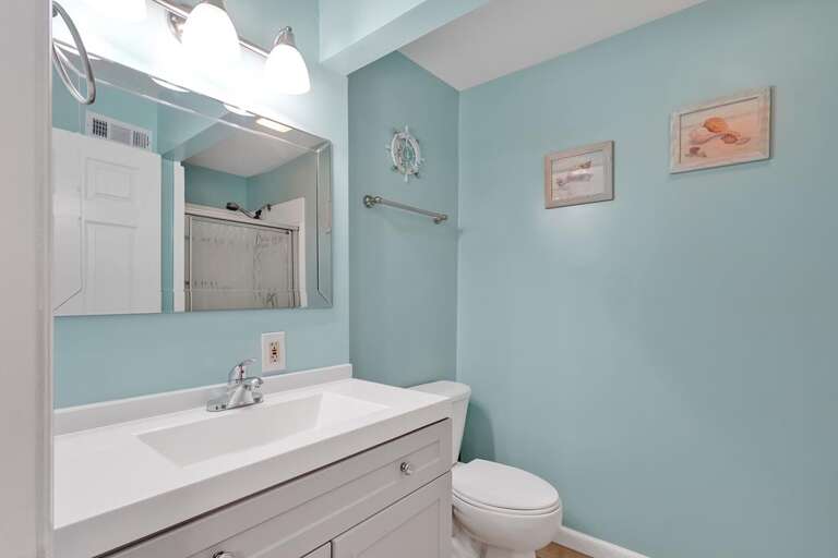 1ST FLOOR MASTER ENSUITE W/ WALK IN SHOWER