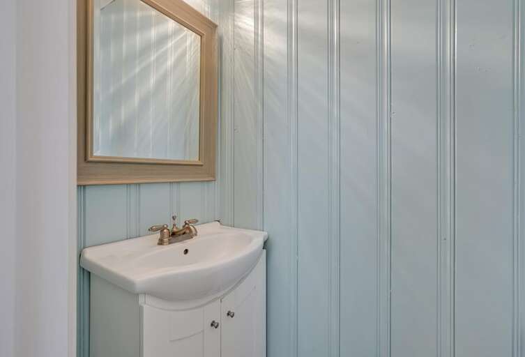 KING BEDROOM 1/2 BATH