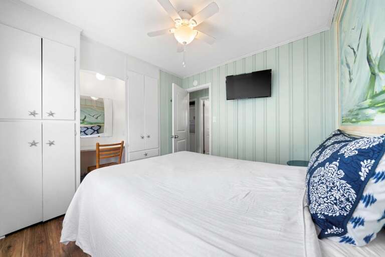 THE HELEN QUEEN BEDROOM WITH FLAT SCREEN TV