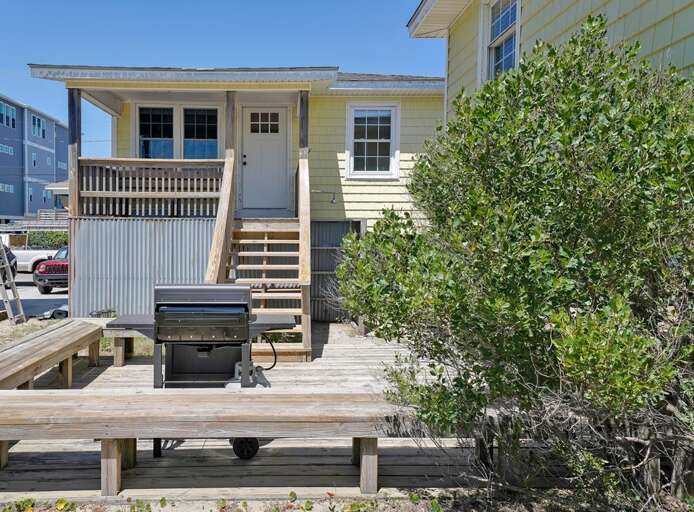 THE AJ SUNDECK WITH GRILL