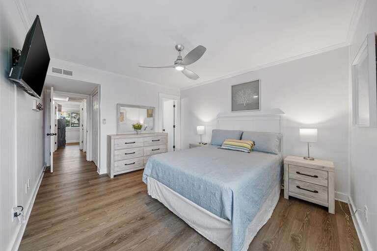 MAIN QUEEN BEDROOM VIEW 2