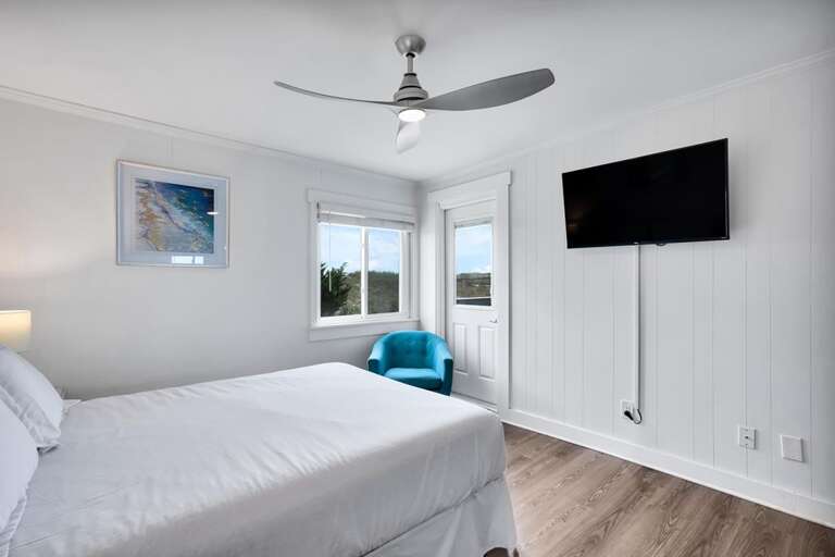 QUEEN PRIMARY WITH HALF BATH AND DECK ACCESS